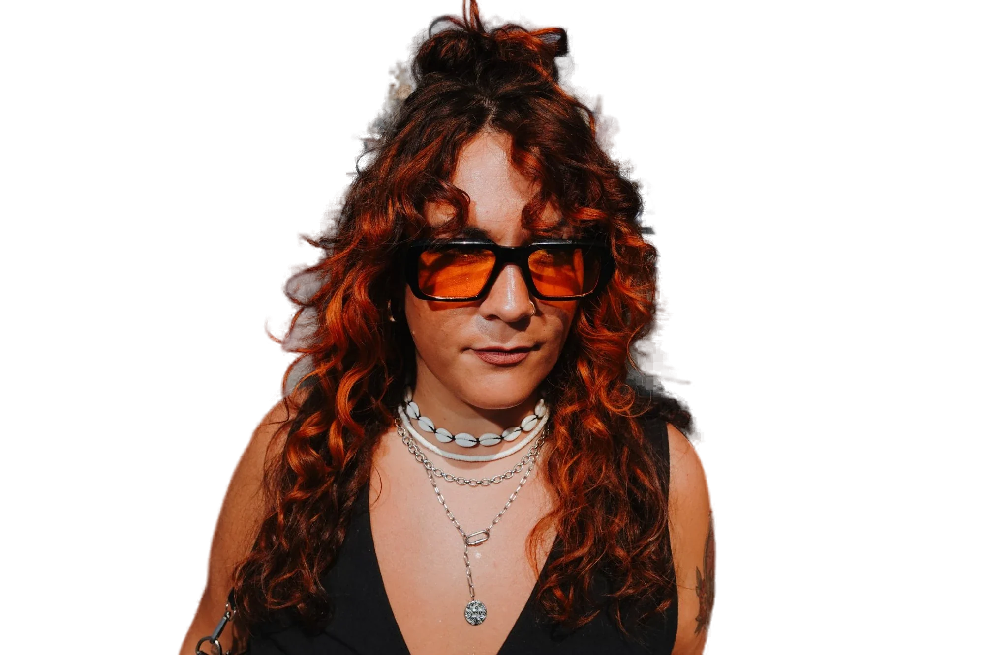 Porträt von Yanina Niedieck mit roten Locken und orangefarbener Sonnenbrille